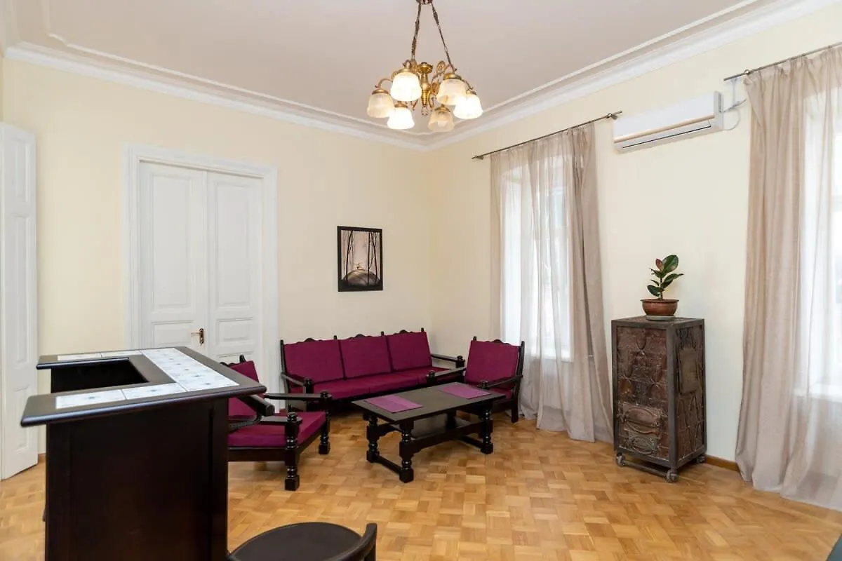 Precious 2 Bedroom Apt In The Heart Of ティビリシ グルジア