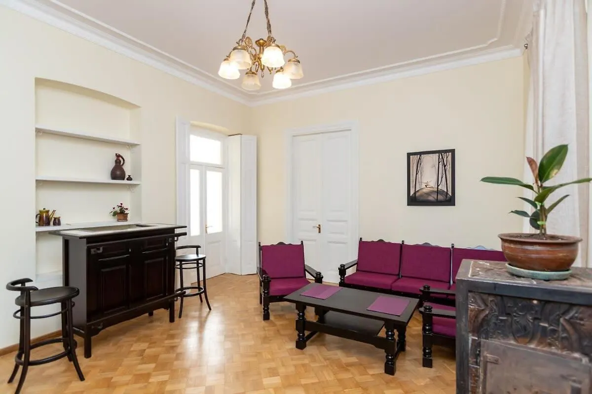 アパート Precious 2 Bedroom Apt In The Heart Of ティビリシ グルジア