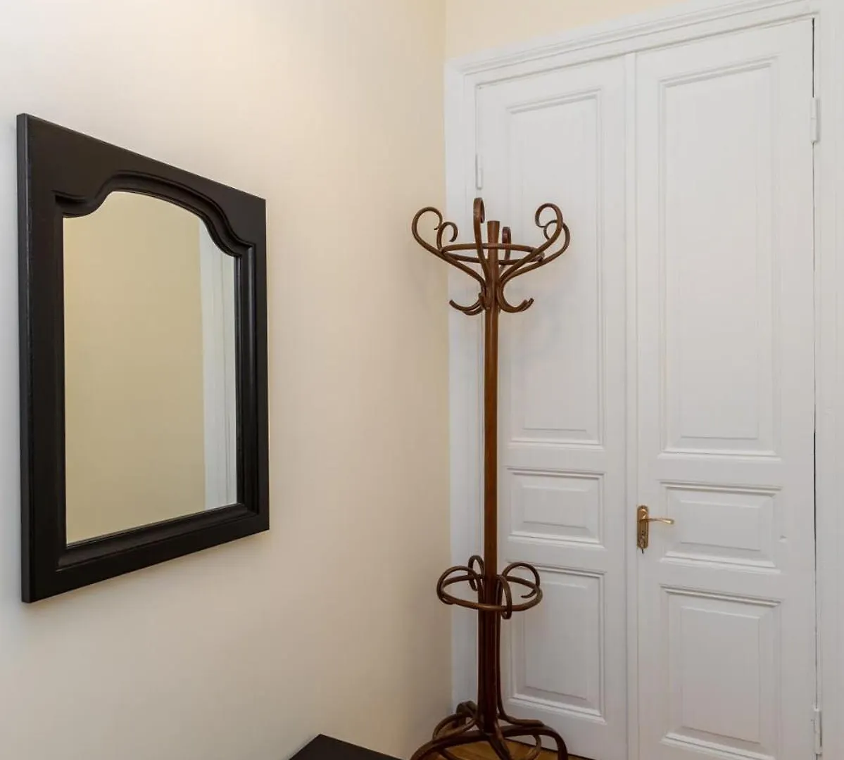 Precious 2 Bedroom Apt In The Heart Of ティビリシ